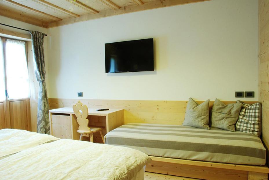 Jaegerhaus Agriturismo كورتينا دامبيتزو الغرفة الصورة