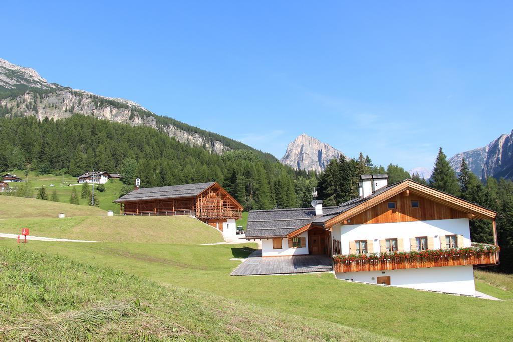 Jaegerhaus Agriturismo كورتينا دامبيتزو المظهر الخارجي الصورة