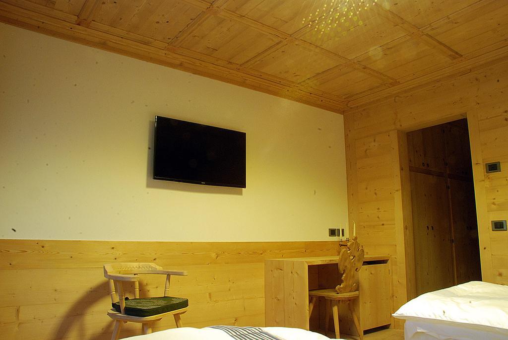 Jaegerhaus Agriturismo كورتينا دامبيتزو الغرفة الصورة